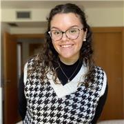 Profesora y niñera apta para todas las edades.